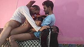 मेरी स्टेपसिस्टर स्लट दूध मांगती है, हम दो लड़कों और एक ब्लैक लड़की से उसकी टाइट चुत चोदते हैं