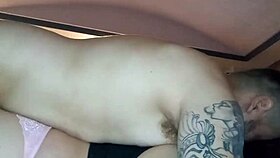 el mejor amigo de mi mujer la lleva a un hotel y llega despues