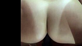 Minha amiga fudendo o cuzinho com seu consolo vd01