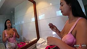 A novinha Stella Smeets chats during makeup session