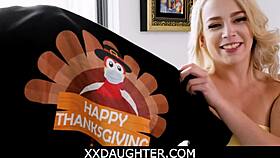 छोटी ब्लोंड सौतेली बेटी को थैंक्सगिविंग पर बड़ा लंड सौतेले पापा चोदते हैं पीओवी