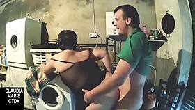 Entre platos sucios, quieres follarme por detrás en este caos?