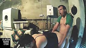 Entre platos sucios, quieres follarme por detrás en este caos?