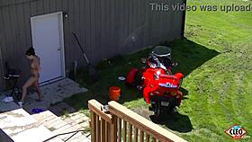 Cleo fucks her tight asshole in the backyard on webcam?