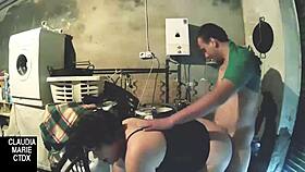 Entre platos sucios, quieres follarme por detrás en este caos?