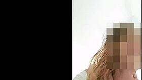 Mi esposo sale para que el vecino coja mis tetas nuevas