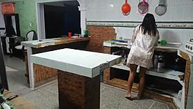 le sirvo la comida caliente a mi hermanastro