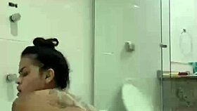 i'm bia hot morena, masturbatin with the shower jet, feels so good