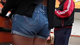 culo en el super... voyeur style, you know?