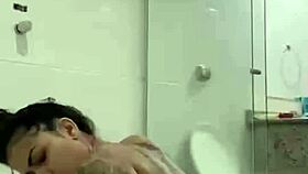 i'm bia hot morena, masturbatin with the shower jet, feels so good