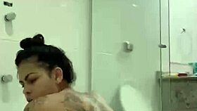 i'm bia hot morena, masturbatin with the shower jet, feels so good