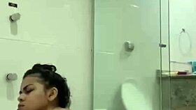 i'm bia hot morena, masturbatin with the shower jet, feels so good