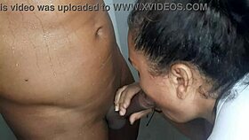 mi madrastra latina me interrumpe en el baño y me chupa el pussy como una perra hardcore