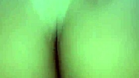 tirando a virgindade da novinha com um dedo no cuzinho