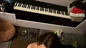 Inviting a beginner girl perform homemade blowjob
