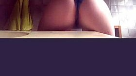 Chica Se Graba En El Baño Mostrando Grandes Tetas Y Culo