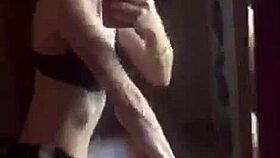 Chica Se Graba En El Baño Mostrando Grandes Tetas Y Culo