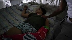 Me levantan unas manos en mi coño y un pene en mi boca que rico me folla mi padrastro color de caramelo-1 parte-