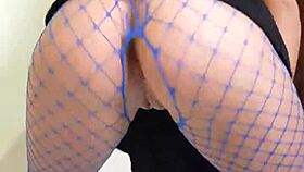 Loira gostosa de mini saia sem calcinha dançando funk