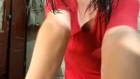 Latina amateur dances without underwear teasingly