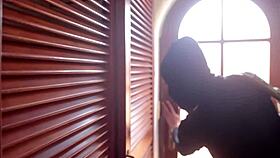 i brok into her hous and took her virginitee she lovd it