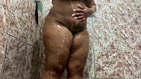 Girl twerks after shaving her pussy completely