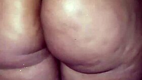 la madrastra soraya culona se calienta antes de la ducha y acaricia su hermoso culo