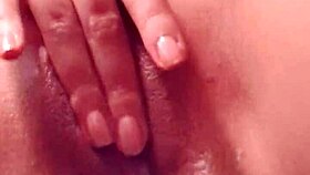 Ven Y Te Muestro Como Me Desnudo Para Masturbarme Mientras Tu Miras Abrir Mi Lindo Coño