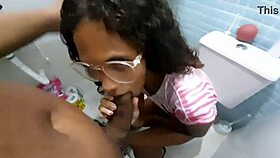 Minha pequena enteada inocente no banheiro fala comigo