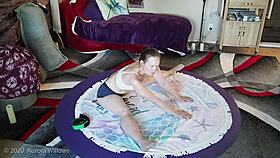 wow, check this cameltoe in yoga with sexy mommy! 🧘‍♀️