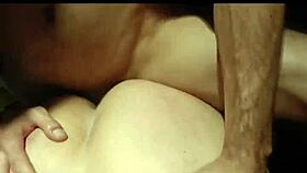 Dividindo a esposa putinha com pauzudo na cabine