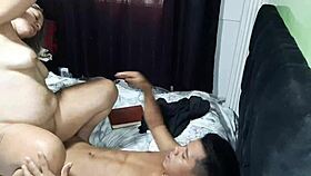 Sorprendo a mi hermanastra masturbandose y le chupo su rico coño parte 2 qué rico se mueve en mi verga