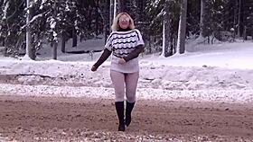 Flashing big naked ass in winter snow outdoors 😎
