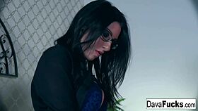 dava plays with her tight body