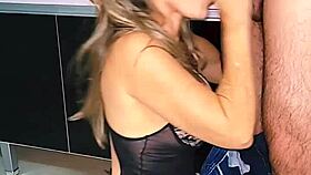 Fodendo loira na pia e gozando dentro