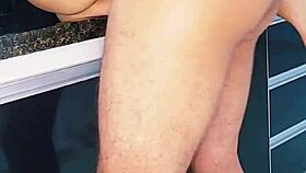 Fodendo loira na pia e gozando dentro