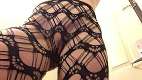 I jiggle my pawg butt in fishnets