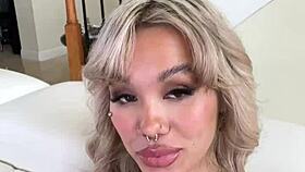 Heyy, Luna Luxe solo on the couch with her pink vibrator, let’s play! 😜