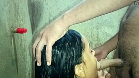 Comendo a gostosinha no banho