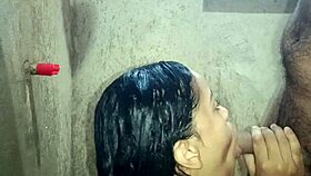 Comendo a gostosinha no banho