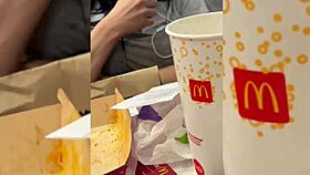 mi amigo me usa como postre y se viene adentro