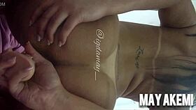 olha, ela está brincando com o cuzinho e gozando bem gostoso