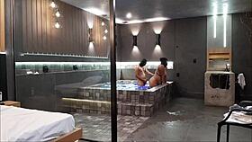 tava na banheira e rolou sexo selvagem, morena não aguentou minha rola dura