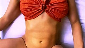 la madrastra sexy sorprendio a su hijastrastro en el apartamento y lo sedujo irresistiblemente