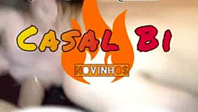 dois machos dividindo a novinha rabuda e safada na casa de swing