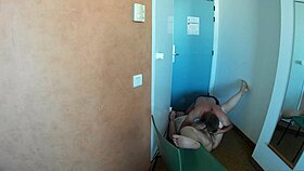 Jugando con pezones y comiéndole a la gorda el coño en un hotel