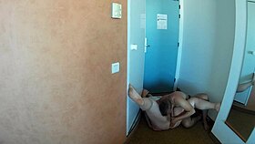 Jugando con pezones y comiéndole a la gorda el coño en un hotel