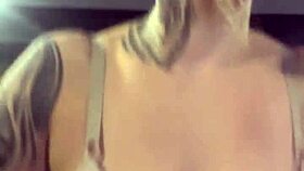 Nossa, eu de sutiã treinando na academia toda suada e louca de tesão, chega escorreu pela bucetinha lisinha e suada