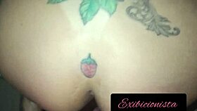 Loira gostosa fodendo no pelo com o comedor completo no red.