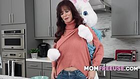 Syren de mer and chloe rose in taboo mother-in-law bunny roleplay